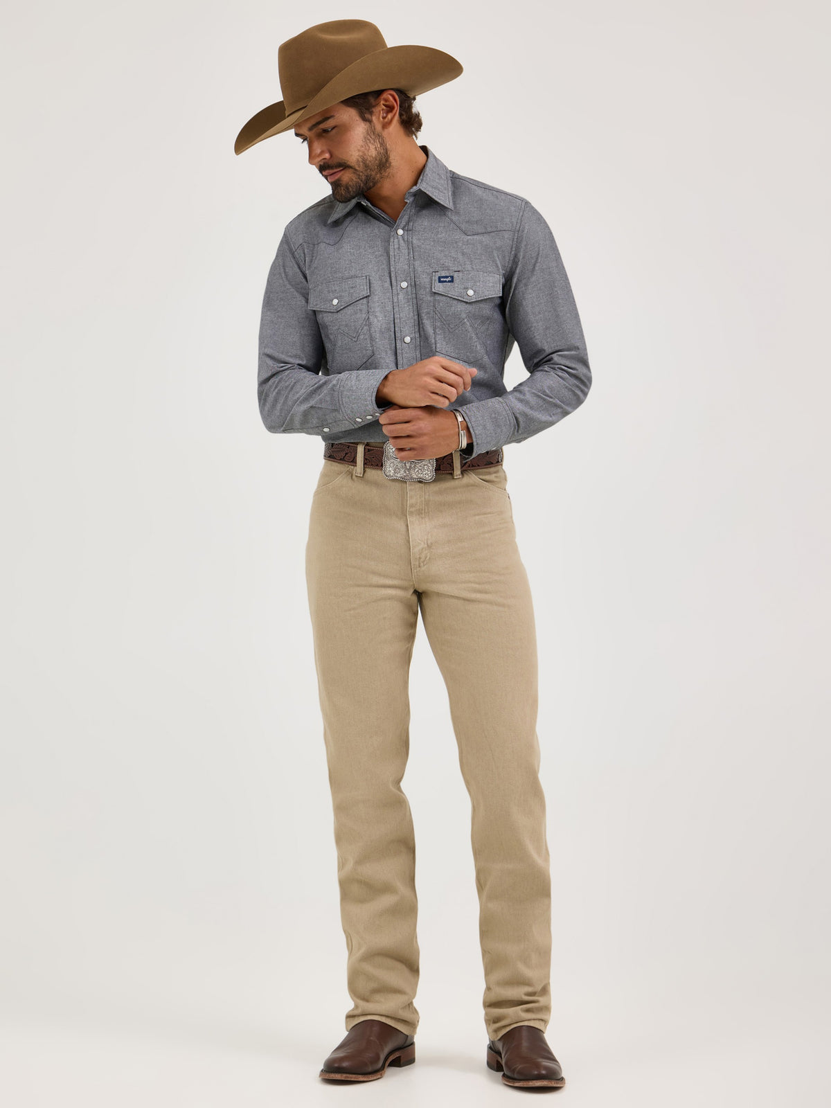 Wrangler Men's Cowboy Cut Slim Fit Jeans, Prewashed Tan – full body on model