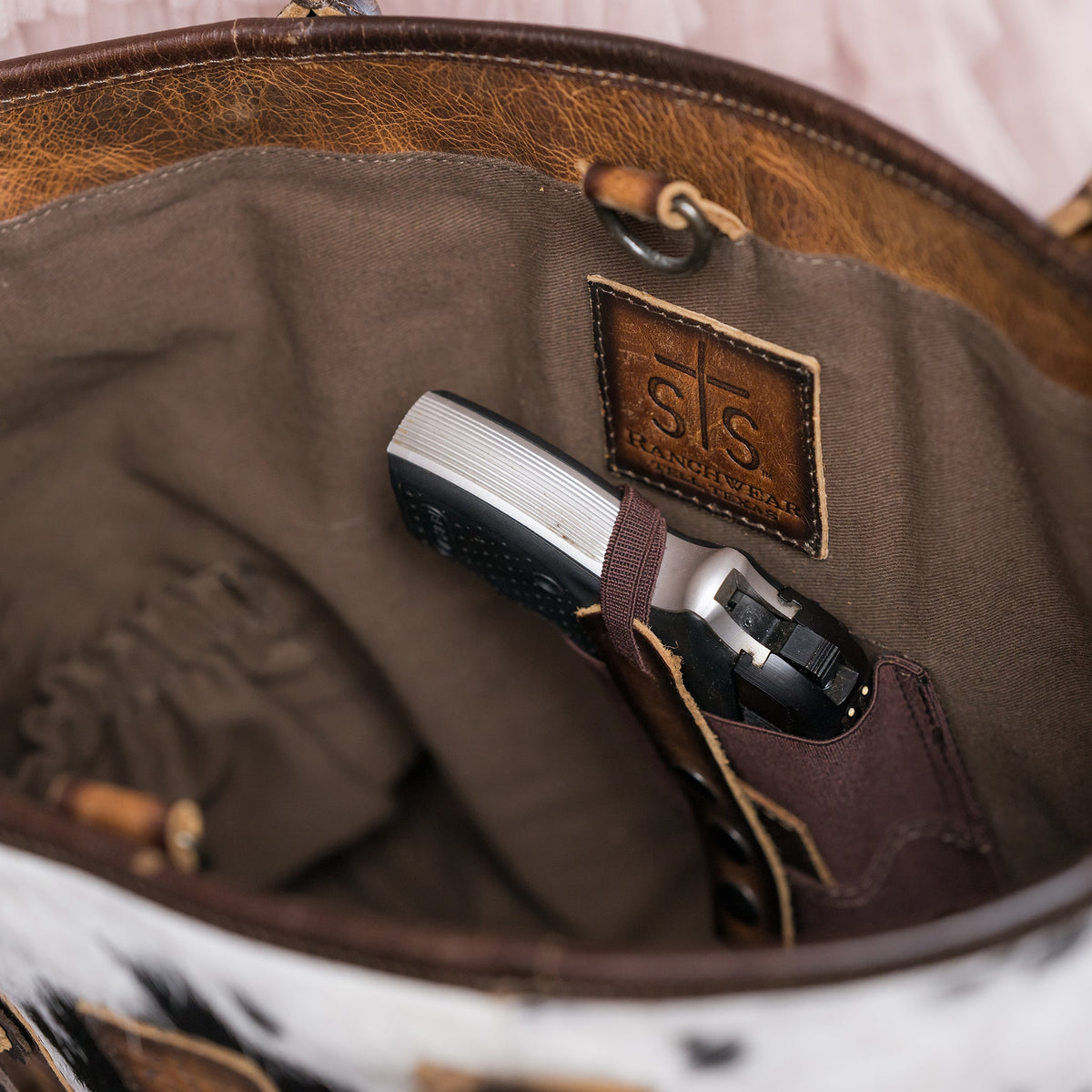 STS Ranchwear Women's Guadalupe Cowhide Palomino Tote – detail