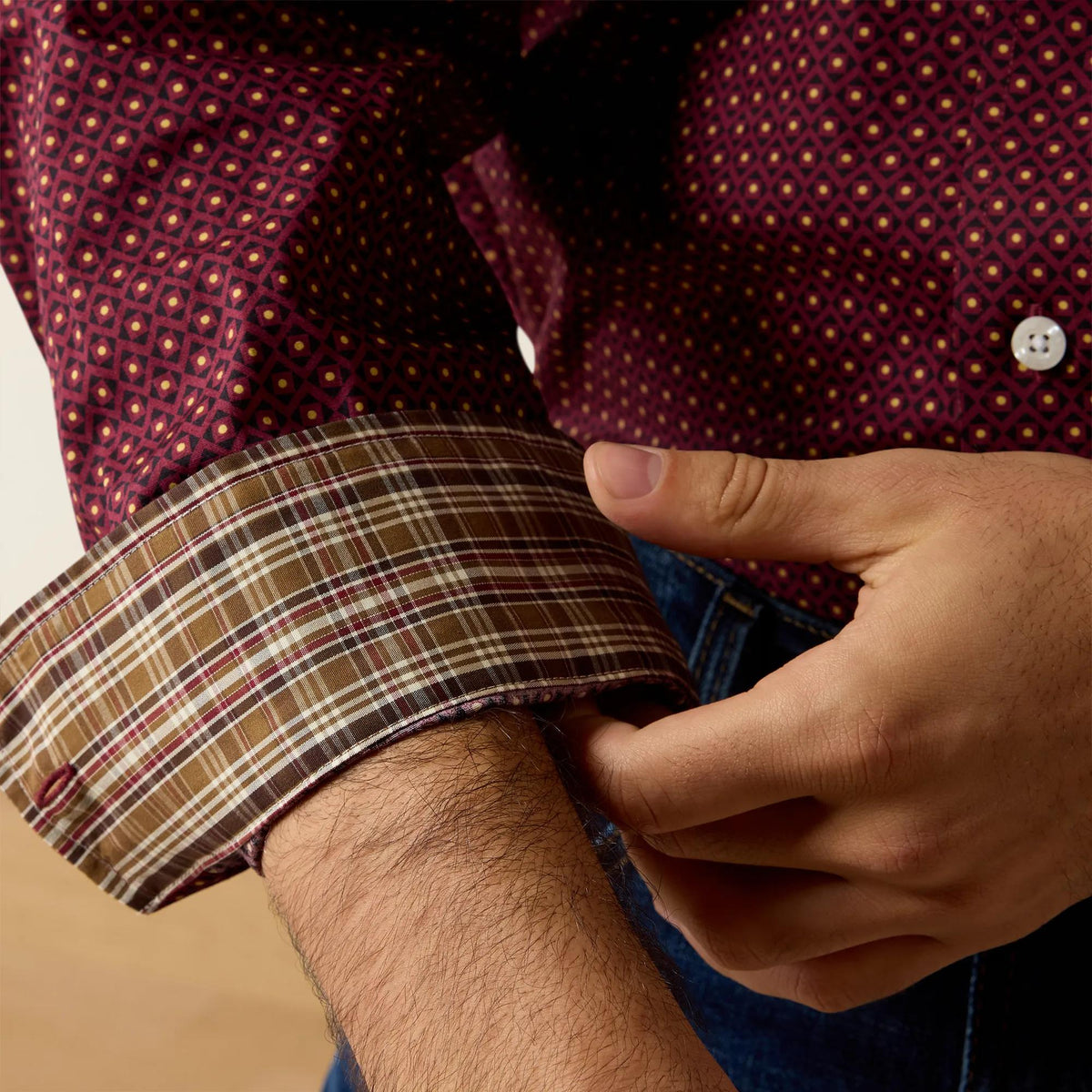 Ariat Men's Wrinkle Free Reliance Classic Fit Shirt, Zinfandel Geo Print – detail 3