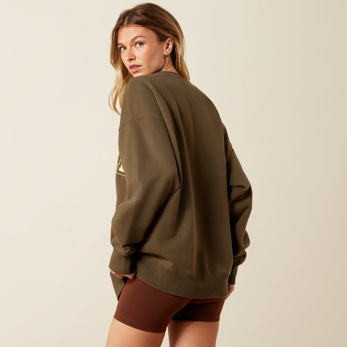 Ariat women's oversize sweatshirt in ivy green, casual fit, soft fabric, with a relaxed neckline and long sleeves.