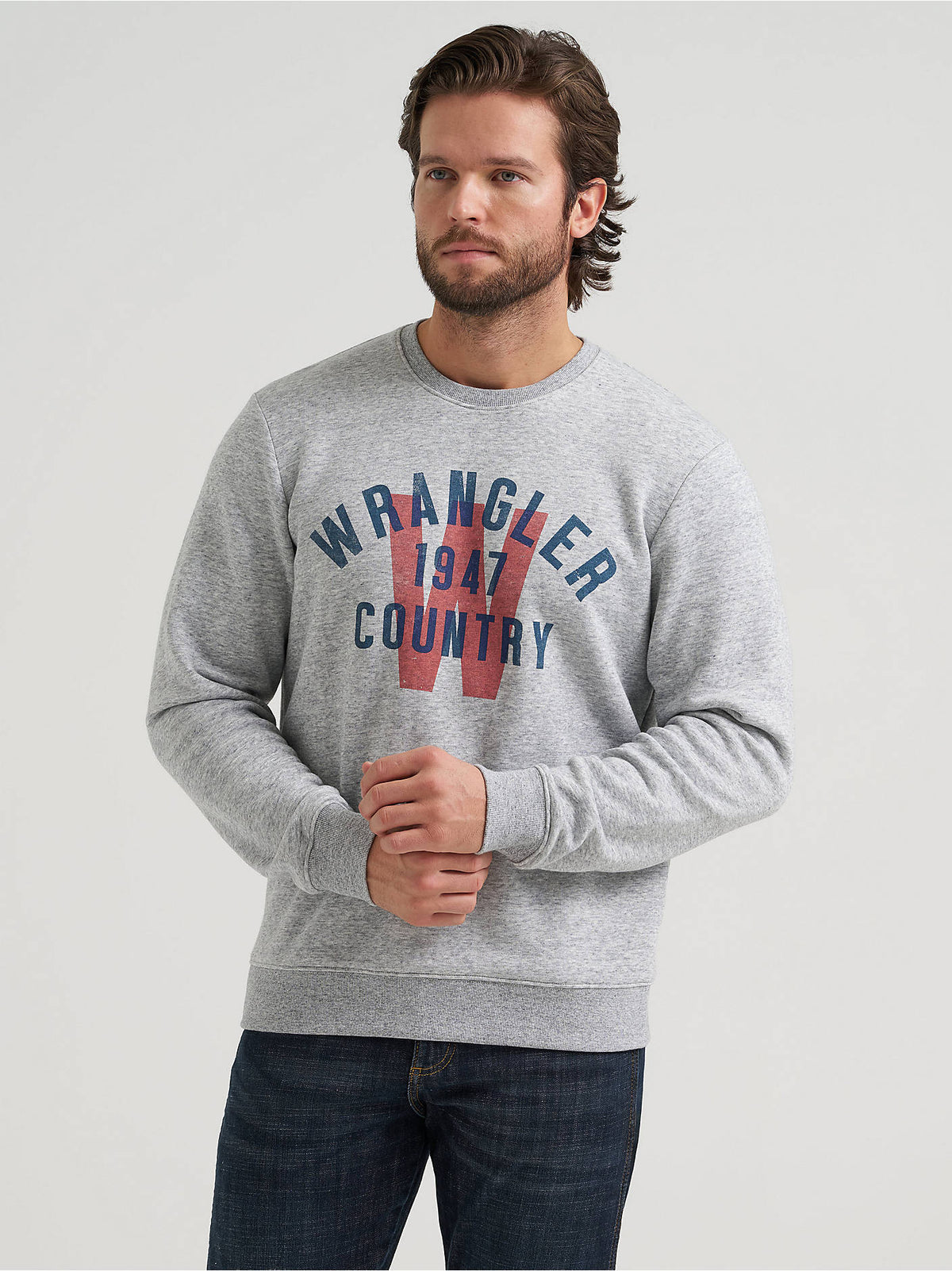 Wrangler Men's 1947 Country Graphic Fleece Sweatshirt, Grey Mele – model front