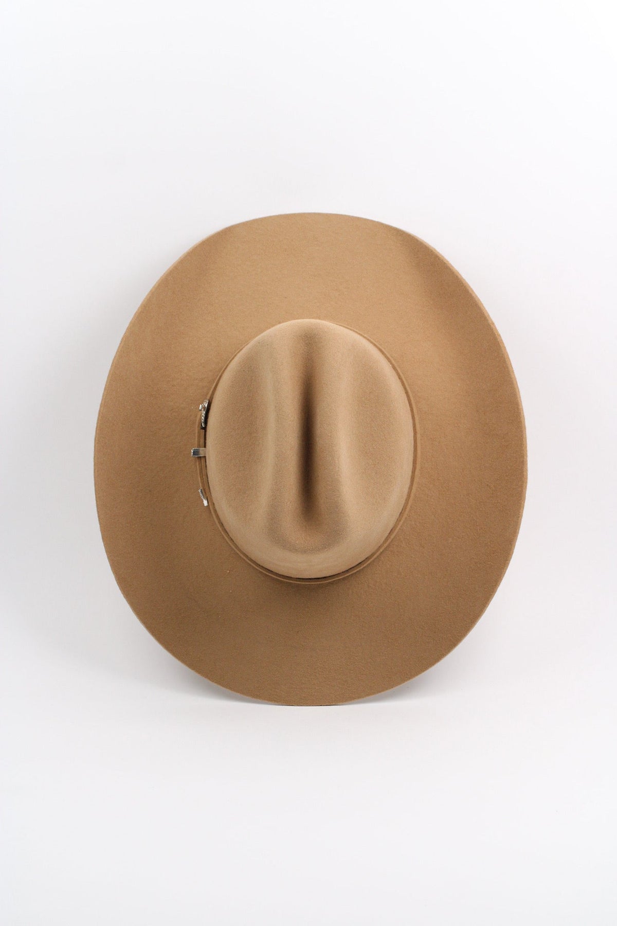 Wilder and Soul Mustang in chestnut leather, featuring a sleek design and detailed stitching.