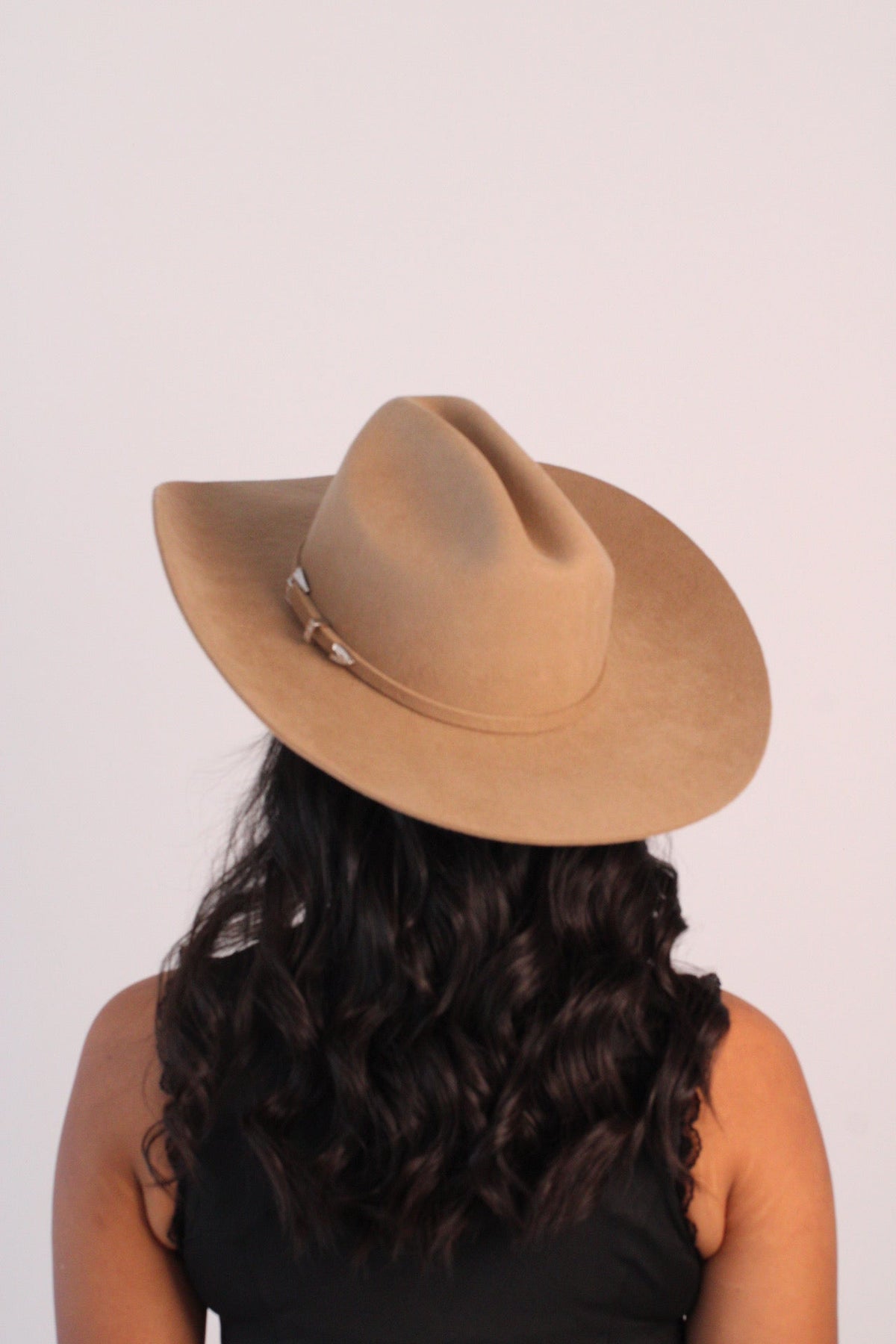 Wilder and Soul Mustang in chestnut leather, featuring a sleek design and detailed stitching.