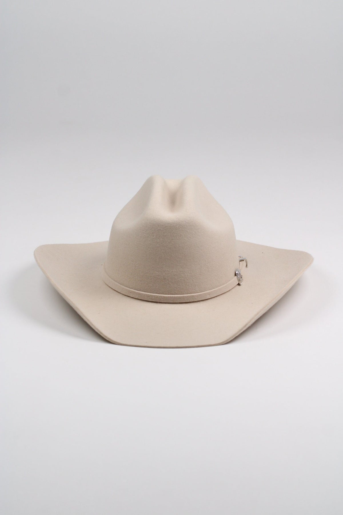 Cream-colored Wilder and Soul Mustang shoe featuring sleek design and smooth leather finish.