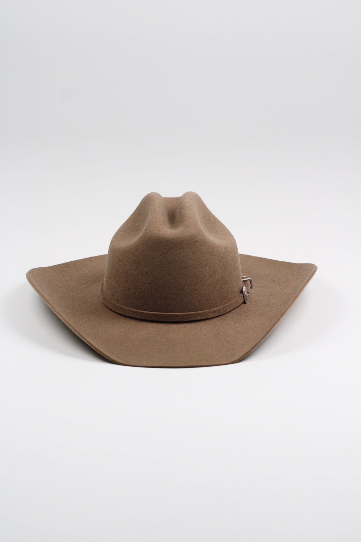 Wilder and Soul Mustang in khaki color, featuring a casual, stylish design with a comfortable fit and versatile look.