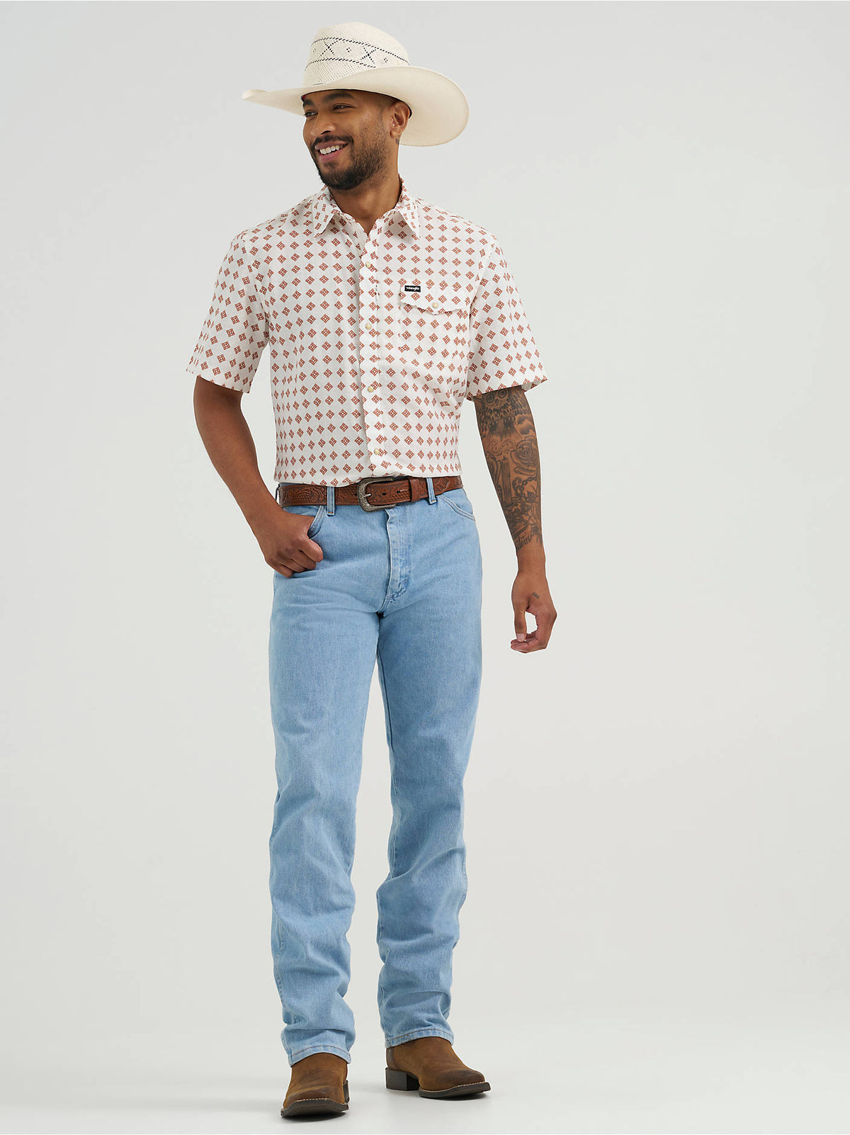 Wrangler ATG Men's Short Sleeve Clean Snap Shirt, White Diamond Print – full length