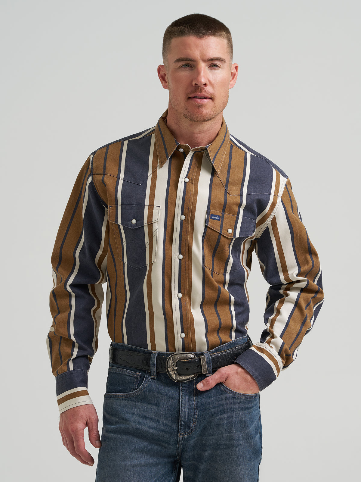 Wrangler Men's Vintage Inspired Brushpopper Long Sleeve Shirt - Classic Fit, Brown/Blue Stripe – front waist-up