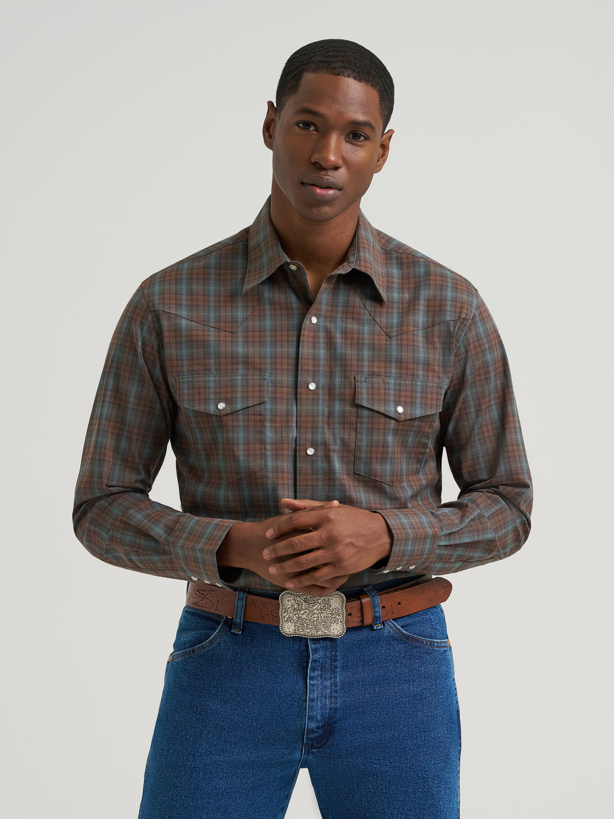 Wrangler Men's Wrinkle Resist Long Sleeve Shirt - Classic Fit, Brown – front waist-up
