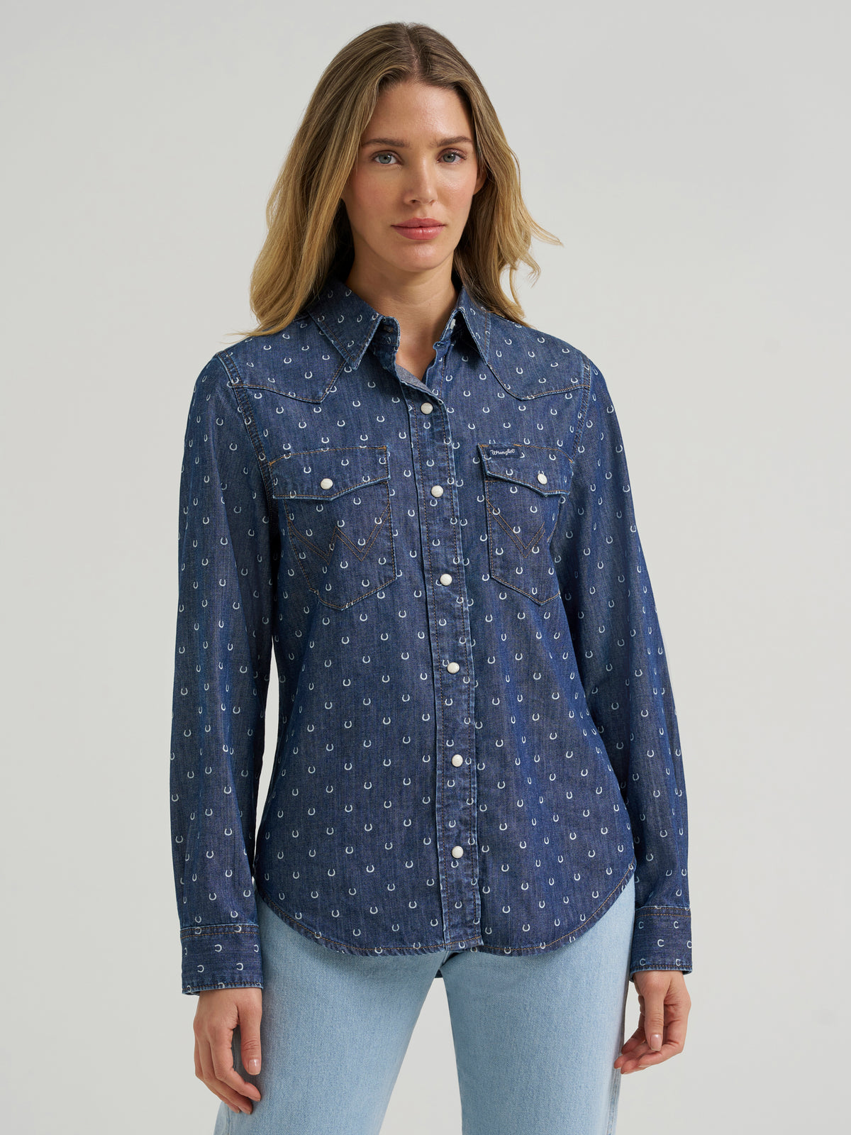 Wrangler Retro Women's Americana Denim Vintage Snap Shirt, Denim – front waist-up