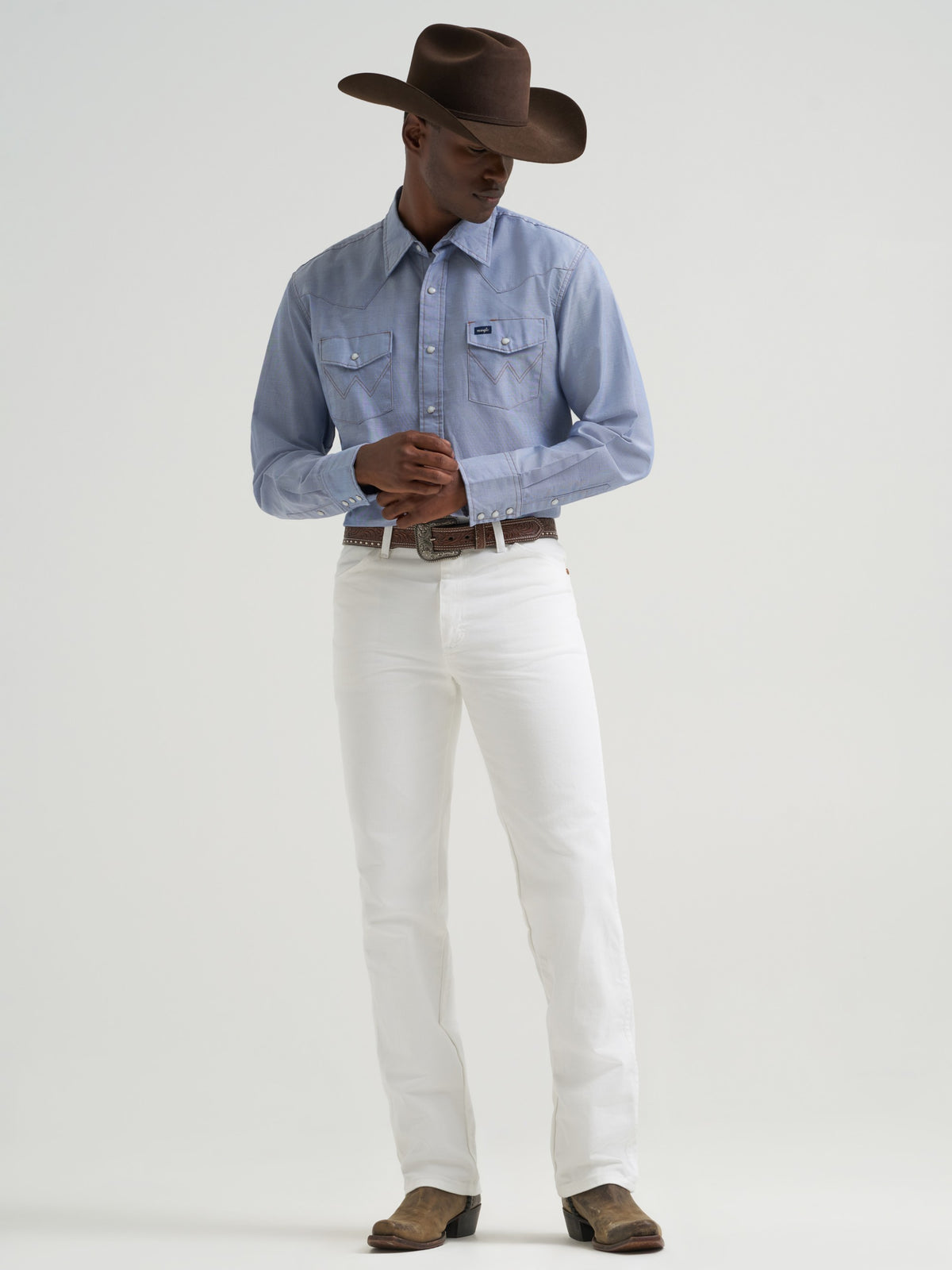 Wrangler Men's Cowboy Cut Slim Fit Jeans, White – full body on model