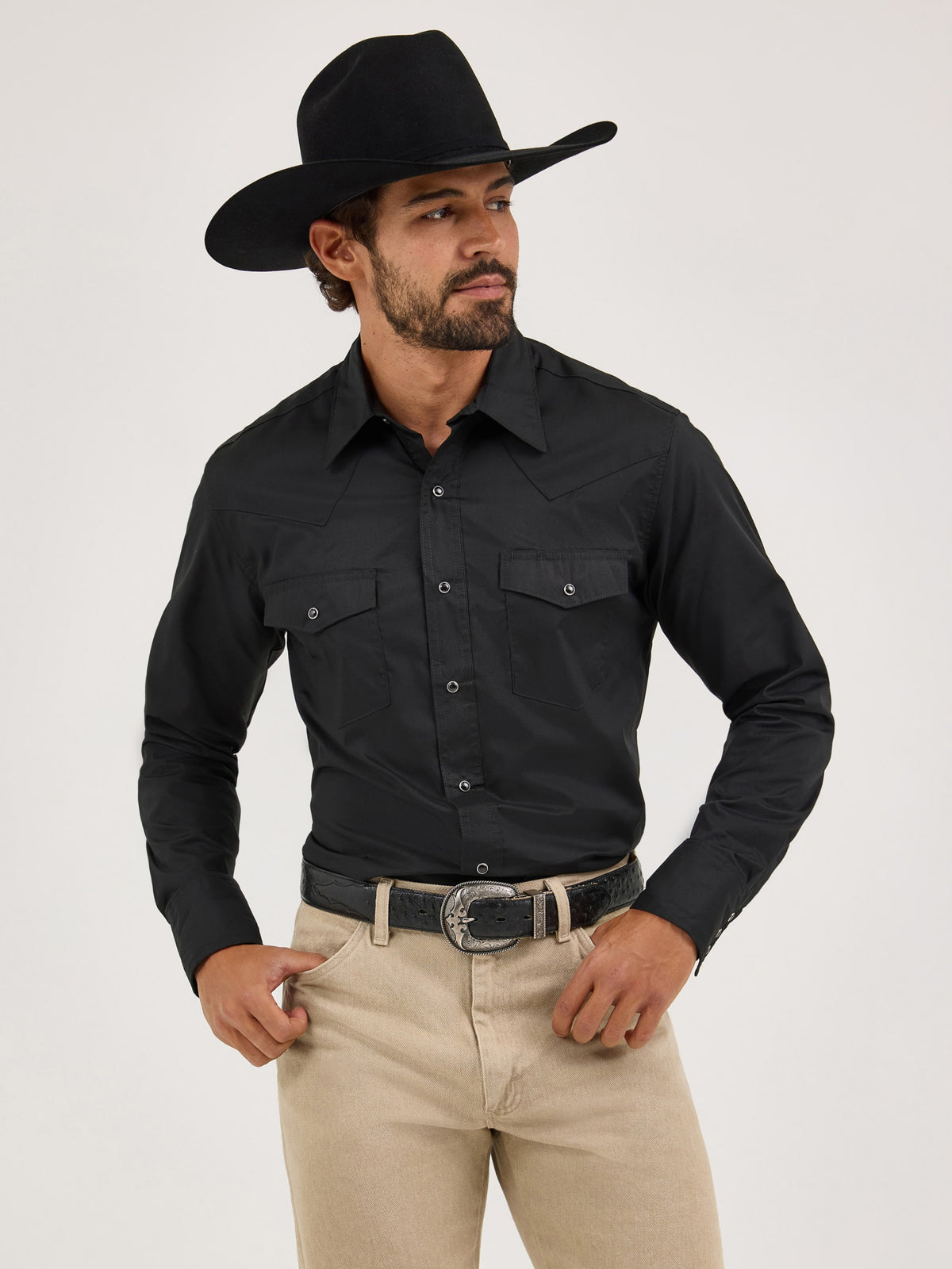 Wrangler Men's Solid Broadcloth Snap Shirt, Black – front on model