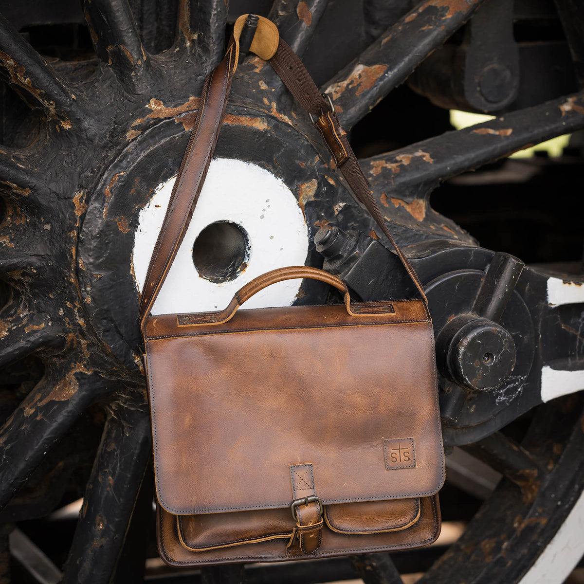 STS Ranchwear Men's Tucson Leather Portfolio, Tan – lifestyle, hanging from shoulder strap
