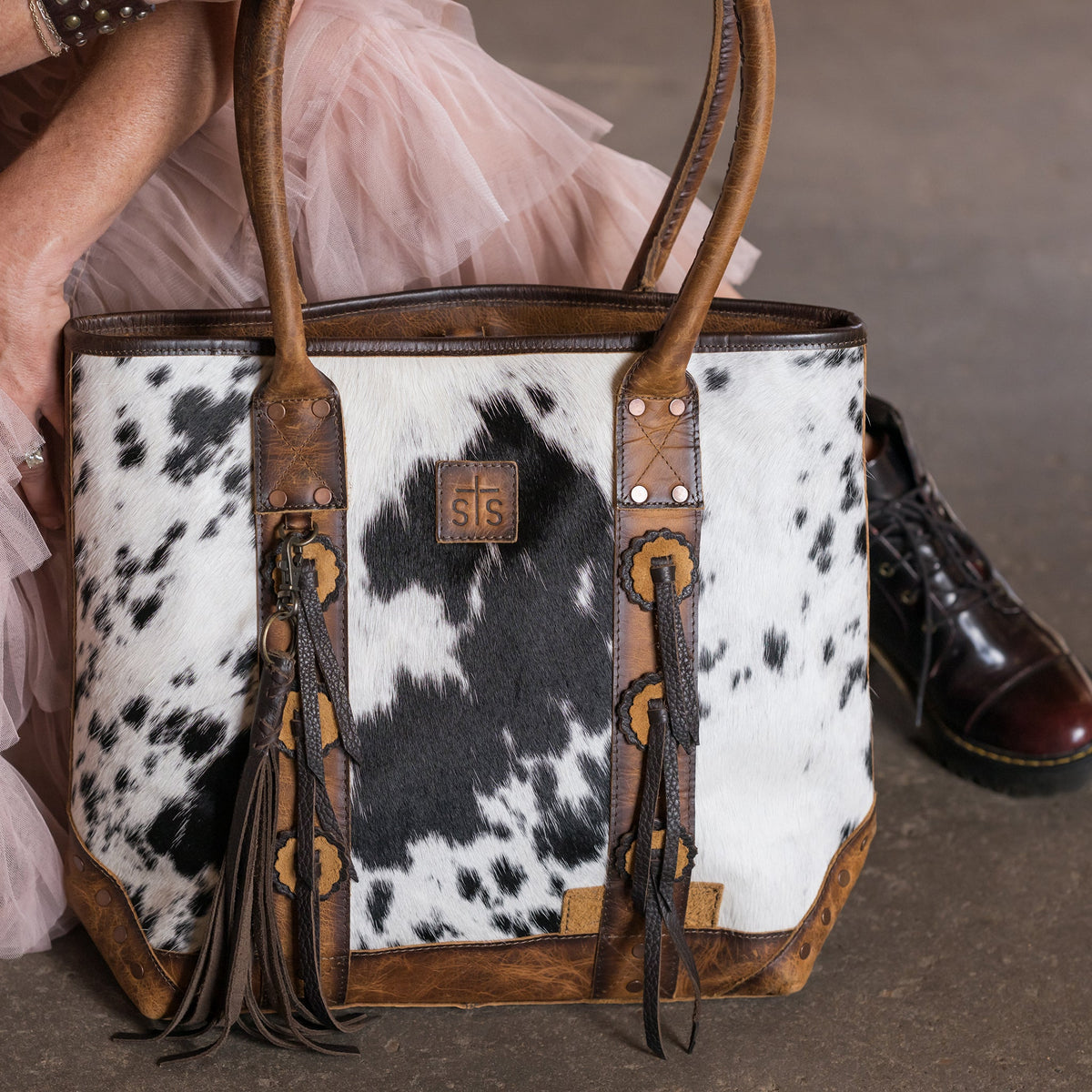 STS Ranchwear Women's Guadalupe Cowhide Palomino Tote – detail