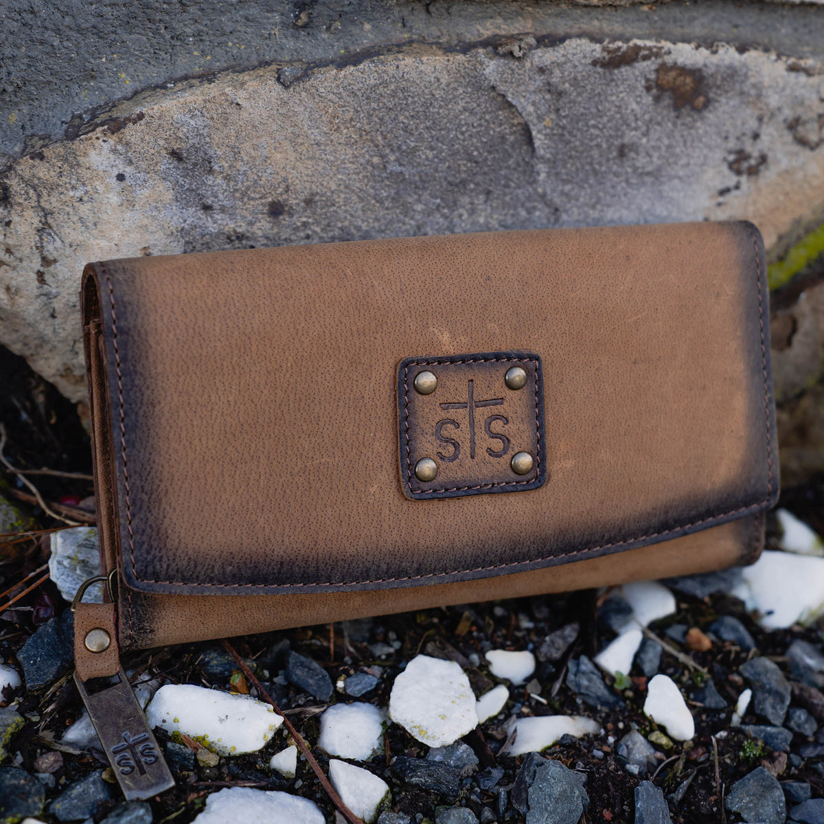 STS Ranchwear Women's Baroness Trifold Wallet, Tan – lifestyle on rocks