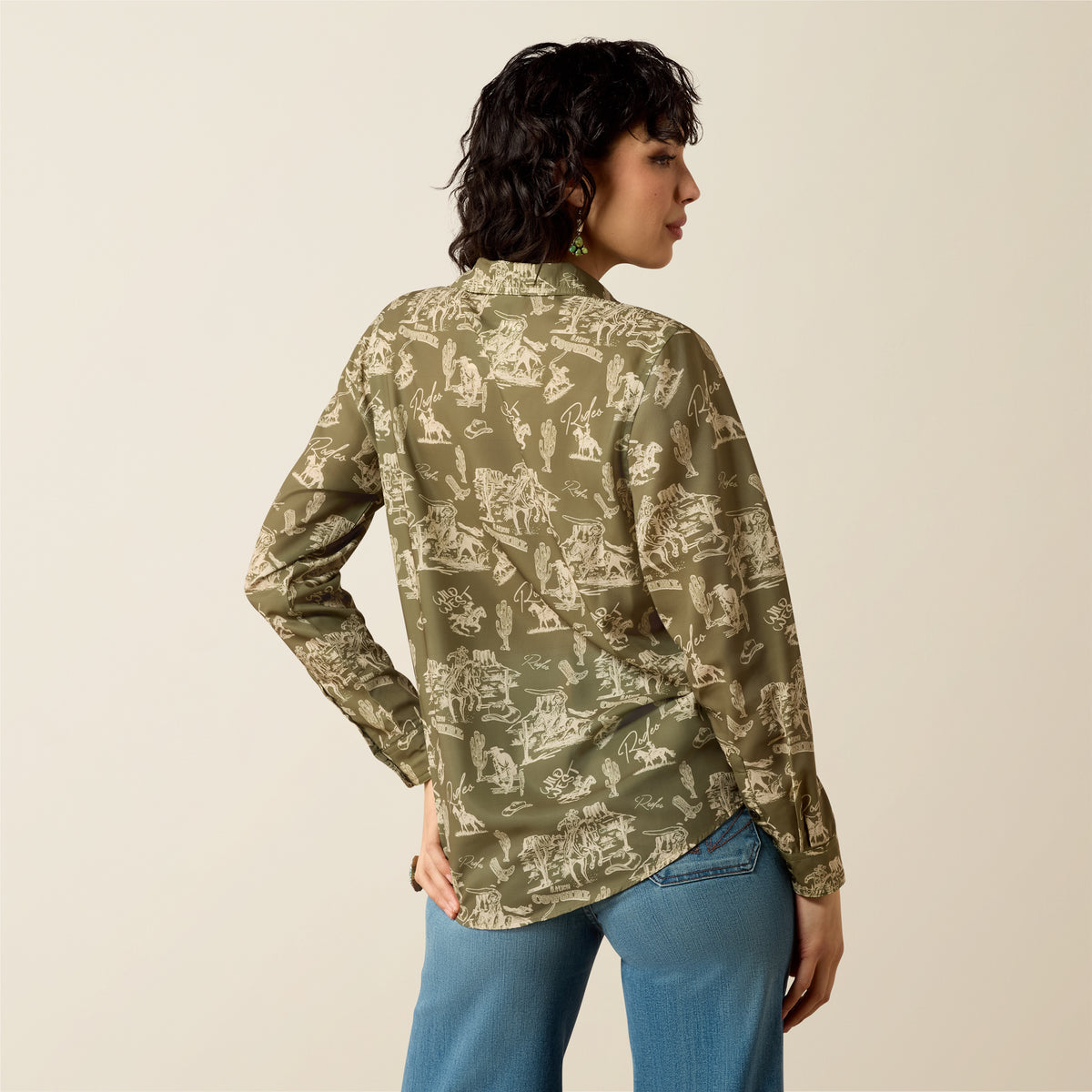 Ariat women's long sleeve moss green Homestyle shirt, casual button-up shirt with a collar and chest pockets, made of comfortable fabric.