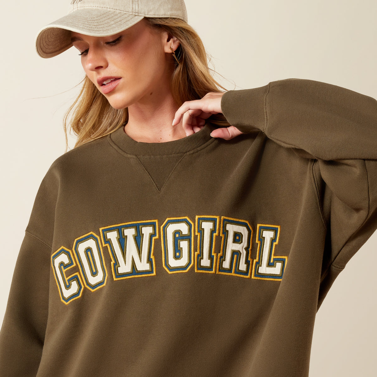 Ariat women's oversized sweatshirt in ivy green, soft fabric with a relaxed fit and casual style.