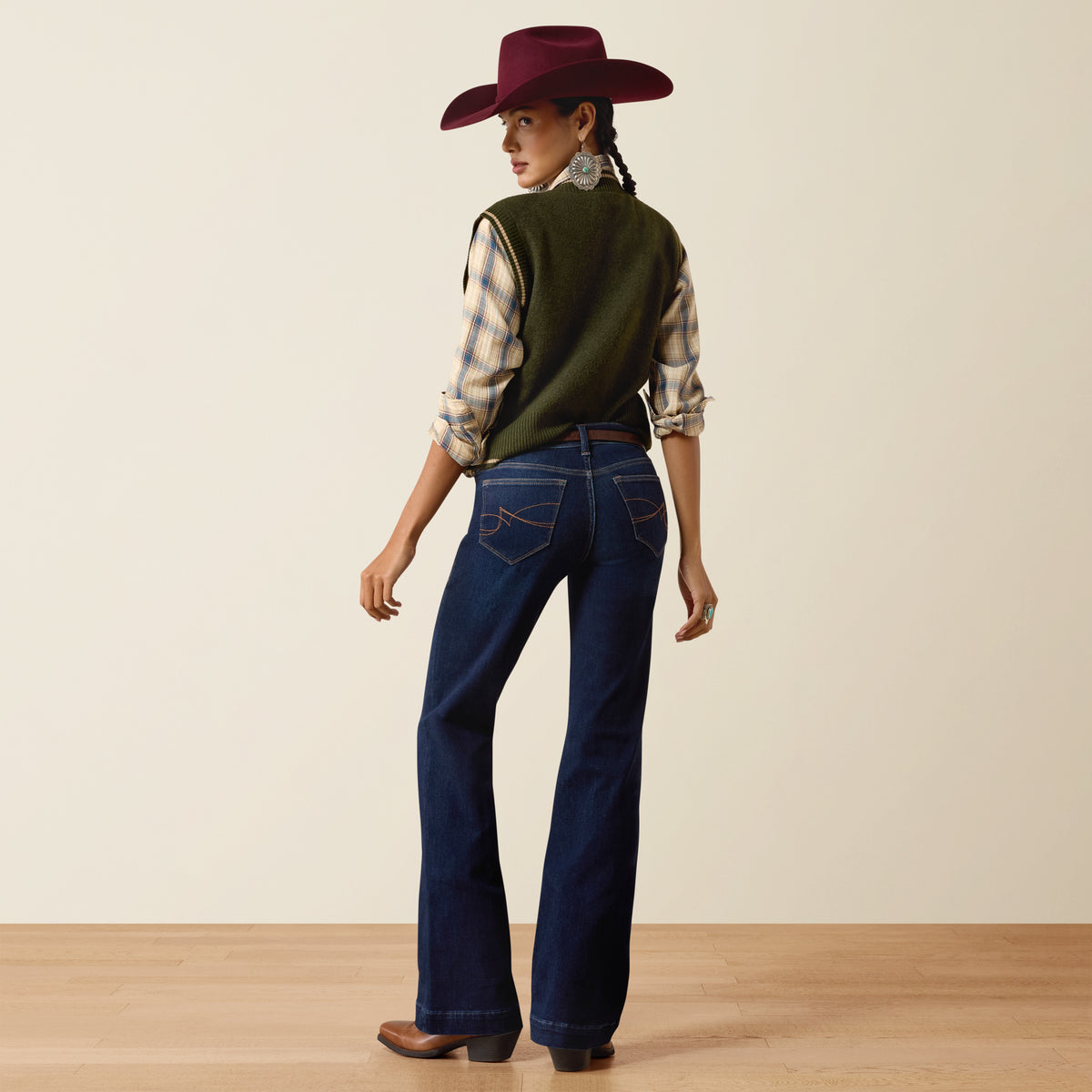 Ariat Women's Perfect Rise Revel Vilma Ultrastretch Jeans in Hayward, showcasing slim fit, five-pocket design, and stretch denim fabric.