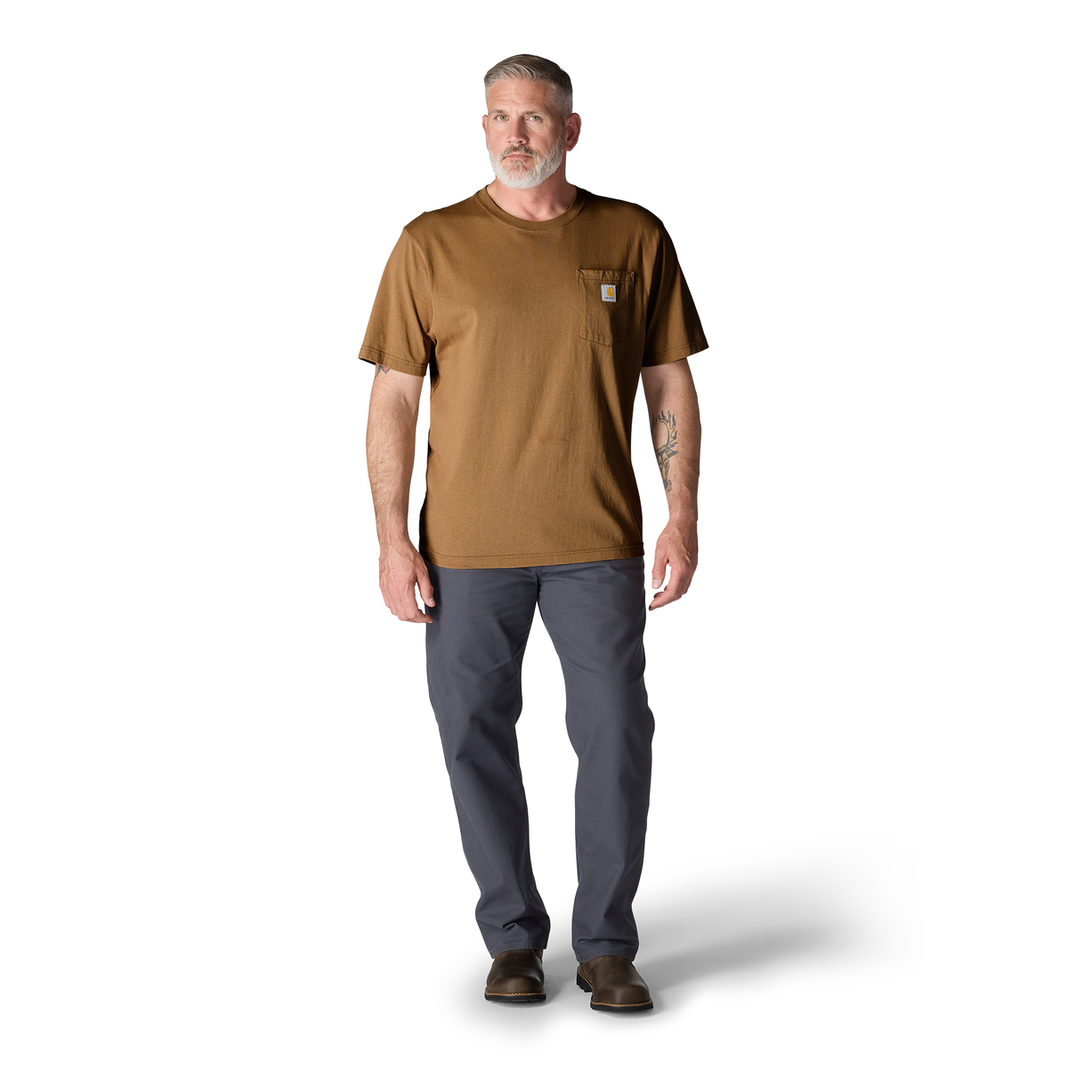 Carhartt men's brown Iconic K87 pocket T-shirt with chest pocket and logo, casual short-sleeve cotton T-shirt for men.