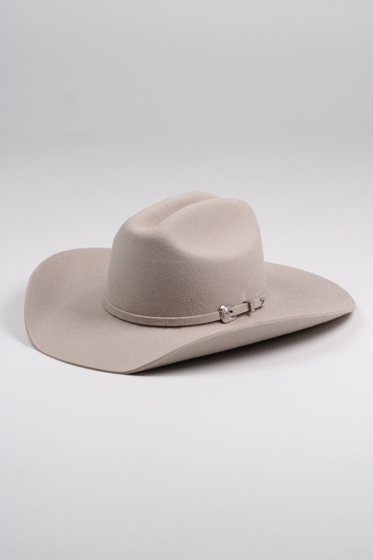 Wilder and Soul Mustang in Desert Sand, a stylish footwear with a tan suede finish and sleek design.