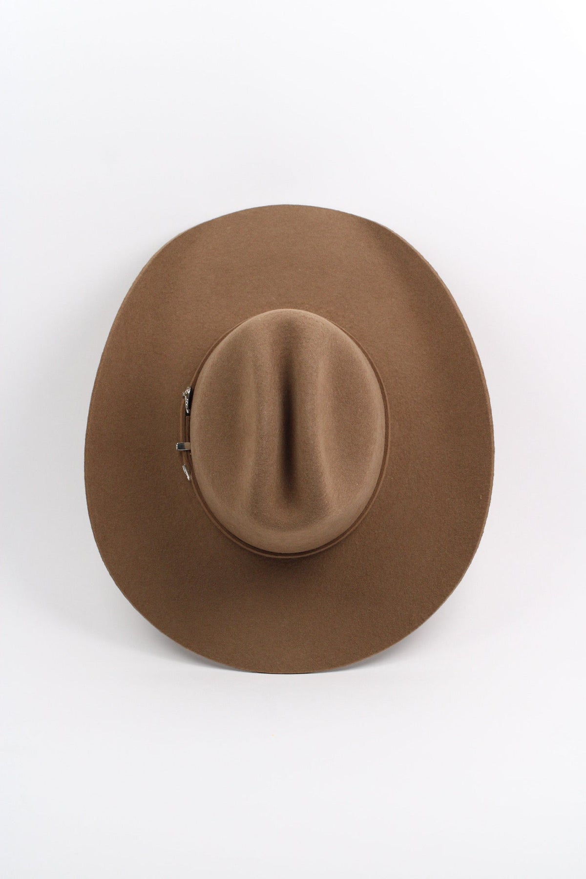 Wilder and Soul Mustang in khaki, featuring a stylish design and durable fabric, shown in a close-up shot.