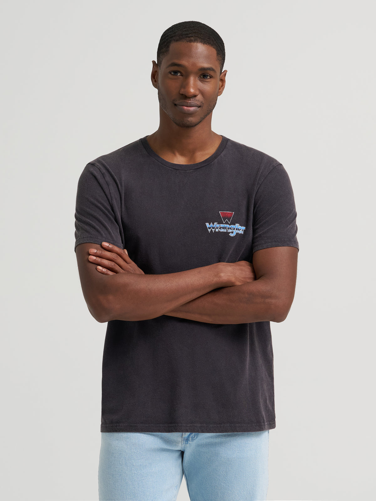 Wrangler Men's Graphic Short Sleeve T-Shirt - Regular Fit, Black Beauty – front waist-up