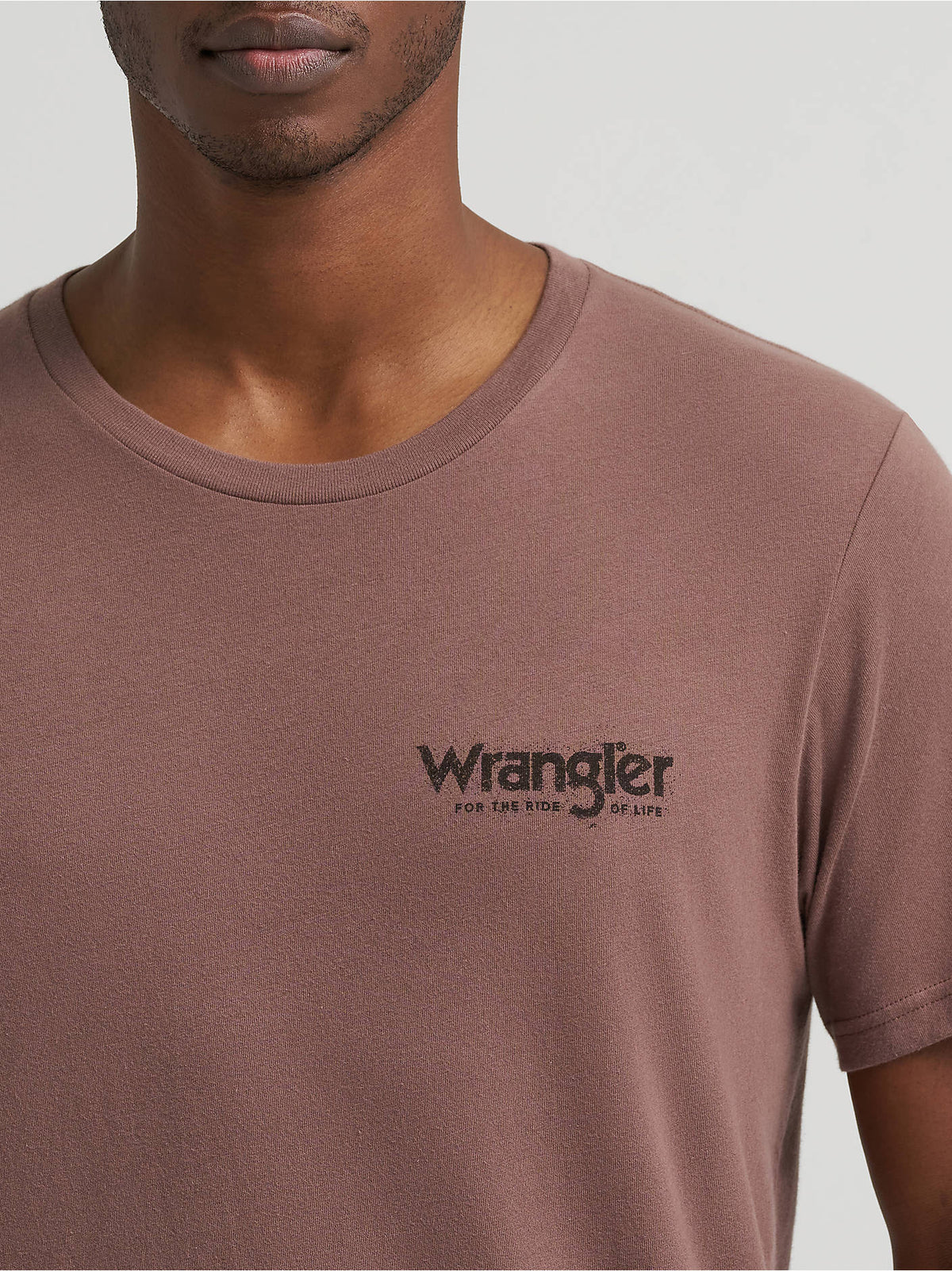 Wrangler Men's Graphic Short Sleeve T-Shirt, Coffee Quartz – front logo detail