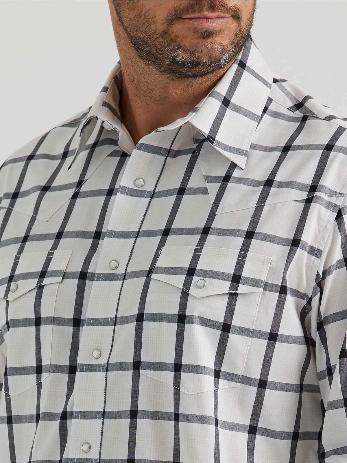 Wrangler Men's Long Sleeve Snap Shirt, Black/White Plaid – collar detail