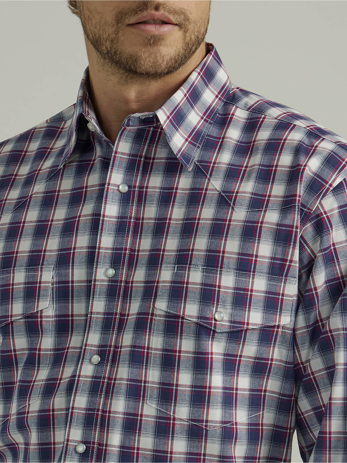 Wrangler Men's Long Sleeve Snap Shirt, Navy/Burgundy Plaid – collar detail