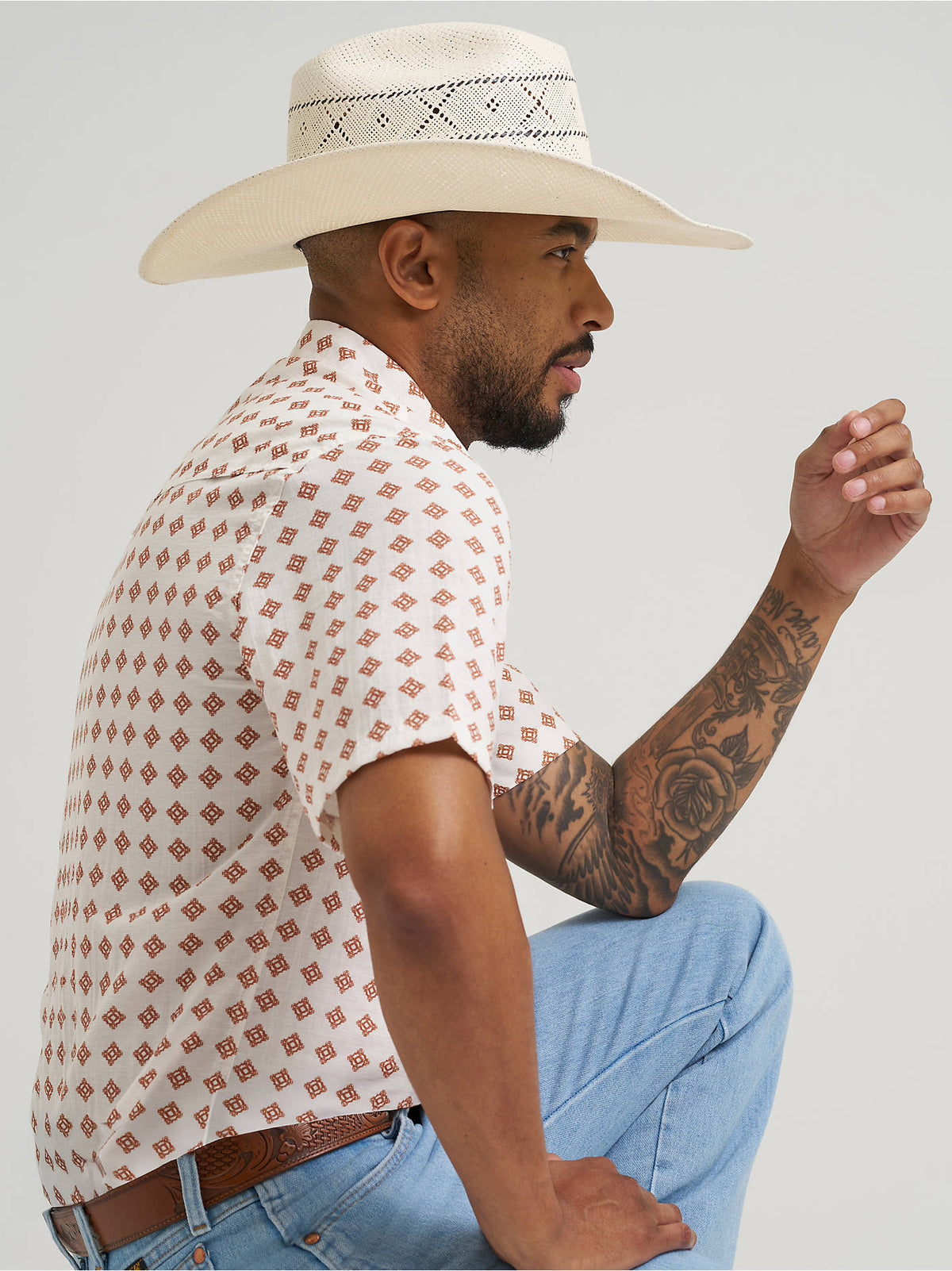 Wrangler ATG Men's Short Sleeve Clean Snap Shirt, White Diamond Print – lifestyle