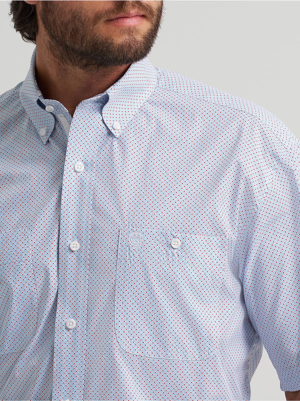 Wrangler Men's George Strait Collection Two Pocket Short Sleeve Shirt, Light Blue Print – collar detail