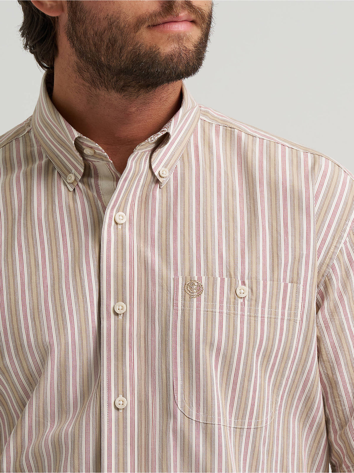 Wrangler Men's George Strait Collection One Pocket Short Sleeve Shirt, Tan Stripe – collar detail