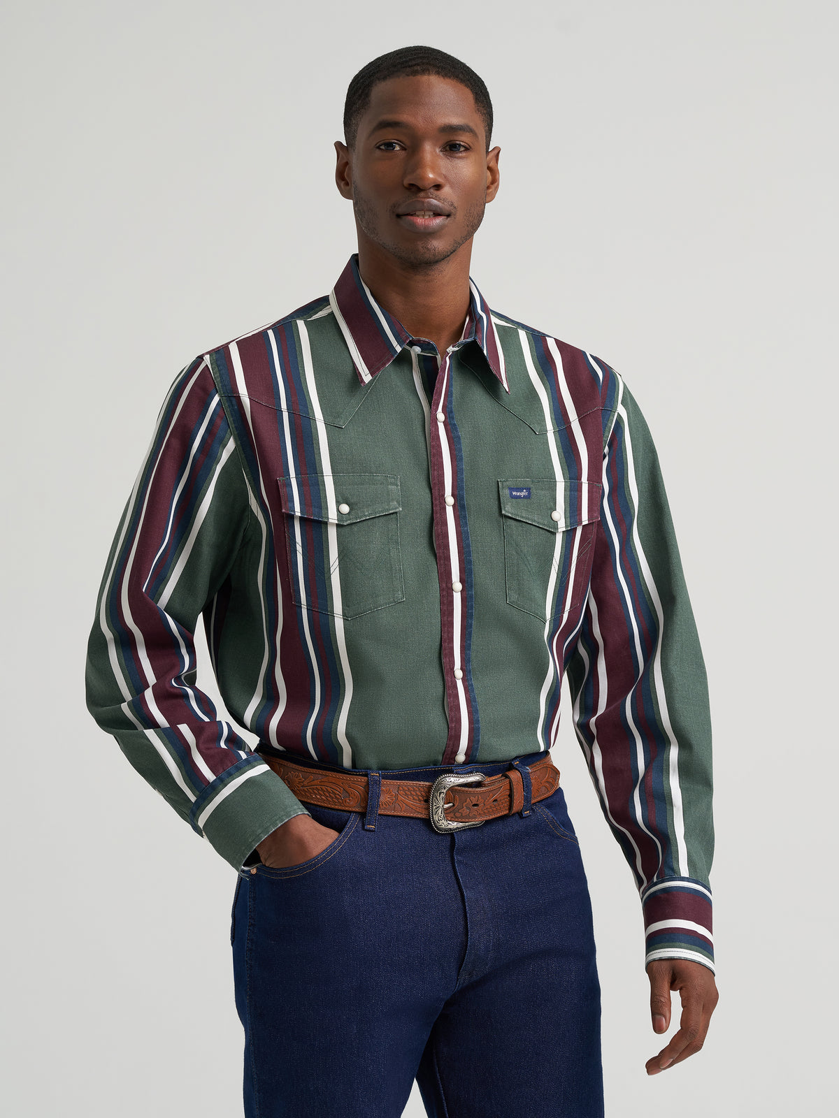Wrangler Men's Vintage Inspired Brushpopper Long Sleeve Shirt - Classic Fit, Green Multi Stripe – front waist-up