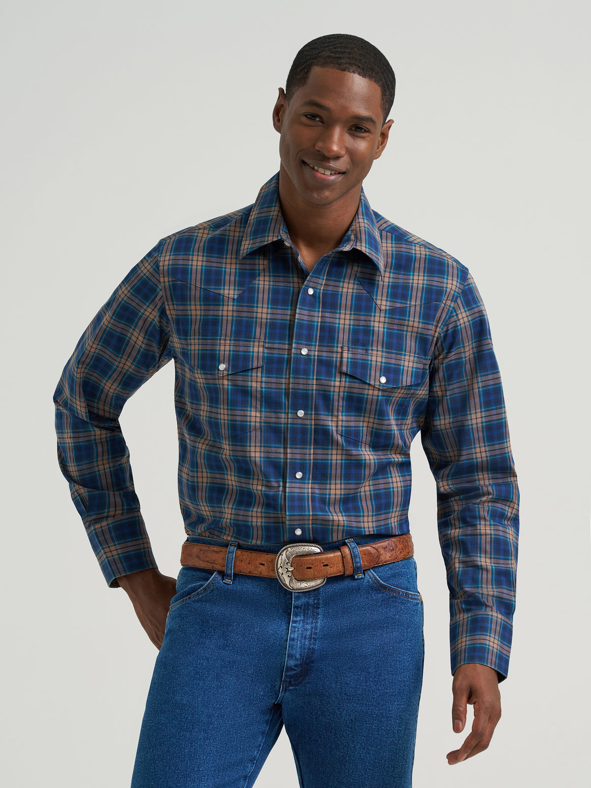 Wrangler Men's Wrinkle Resist Long Sleeve Shirt - Classic Fit, Navy – front waist-up