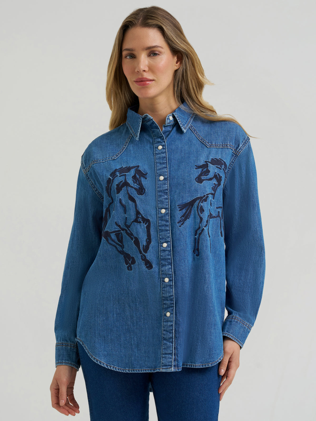 Wrangler Retro Women's Vintage Denim Boyfriend Snap Shirt, Denim – front waist-up